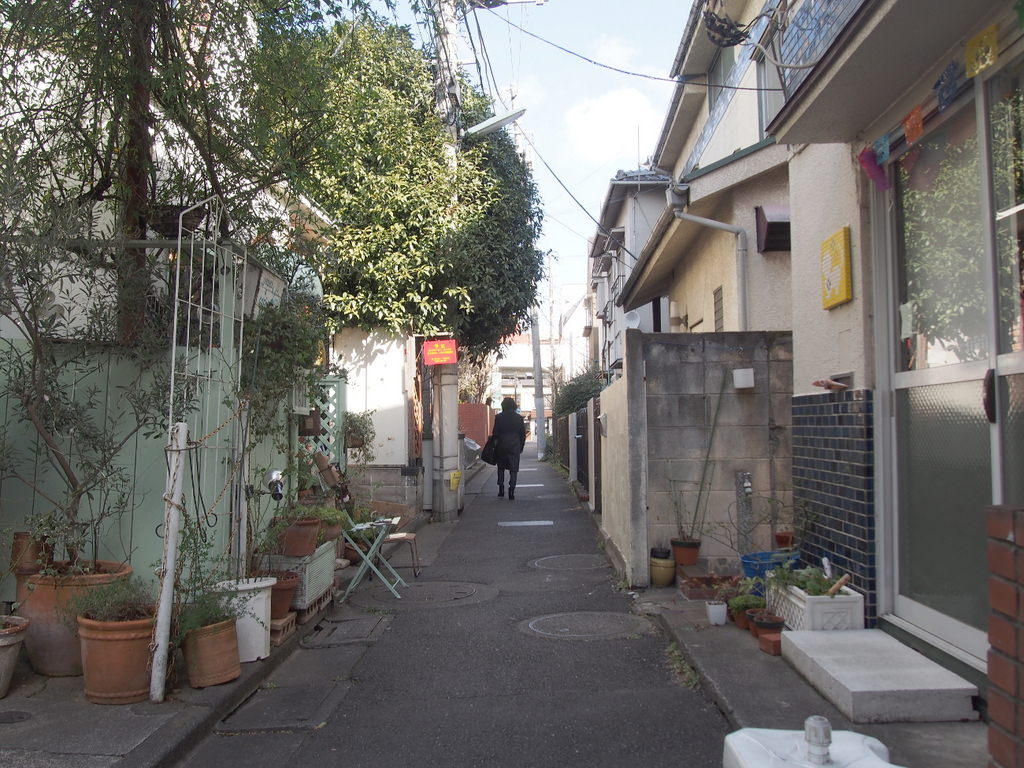 西荻駅南のようす