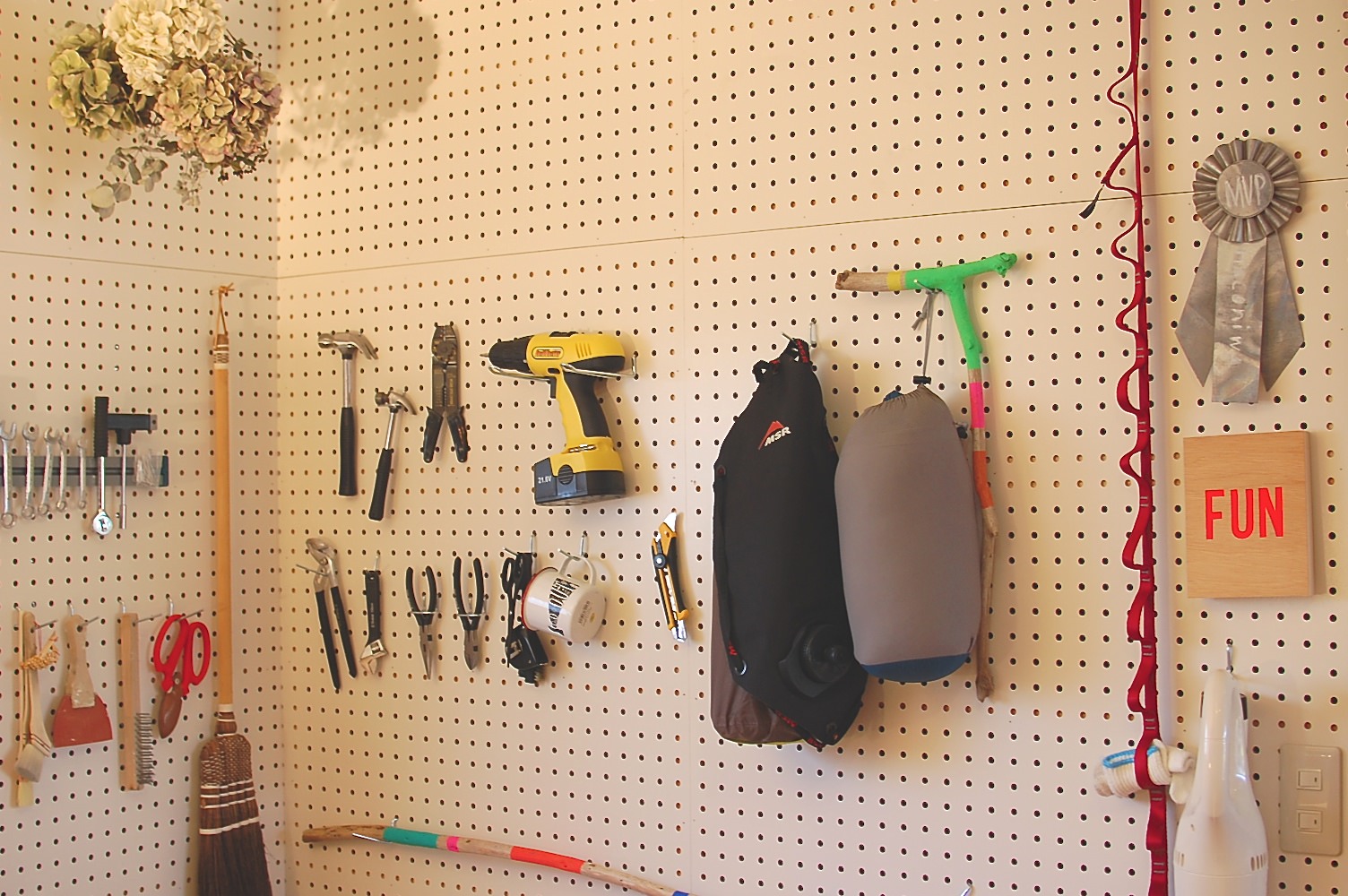 DIYスペースの壁にはいろいろ道具が収納できる