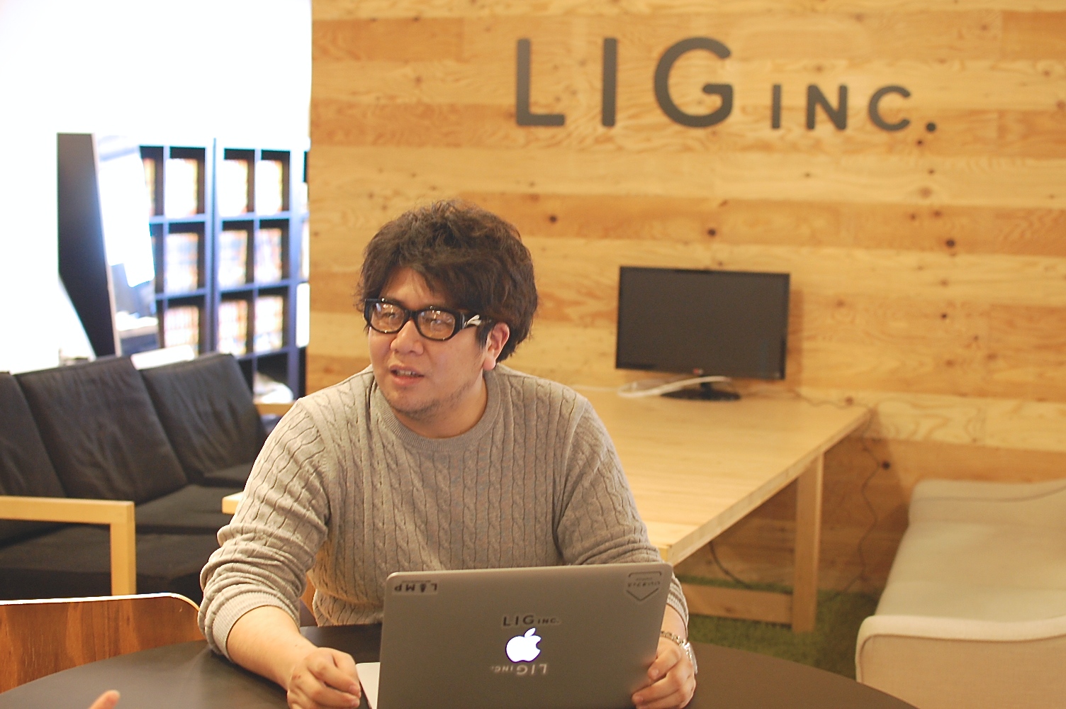 LIGのオフィスで取材を受ける朽木さん