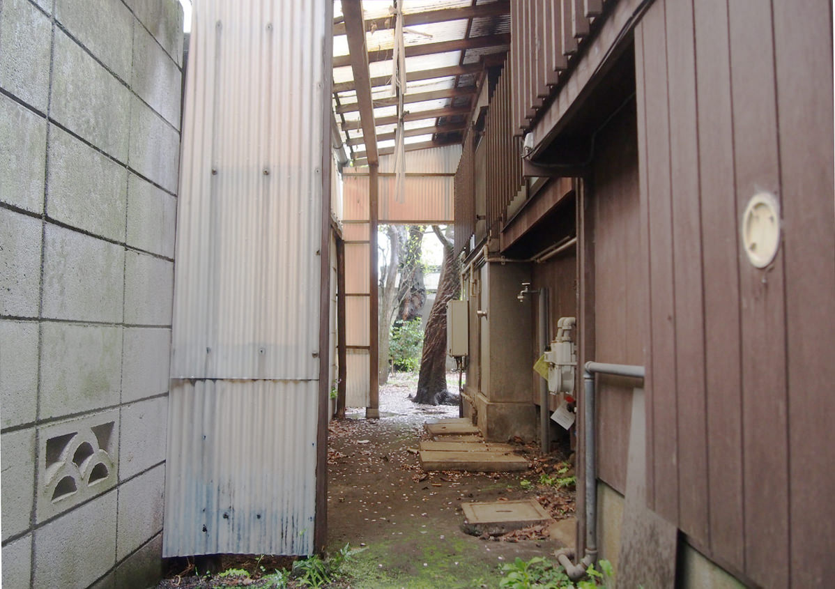 洗濯機は裏側へ置くタイプ