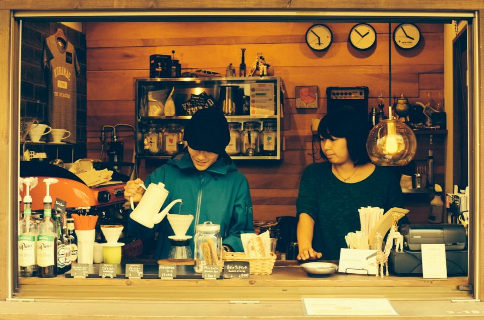店員がコーヒーを淹れている