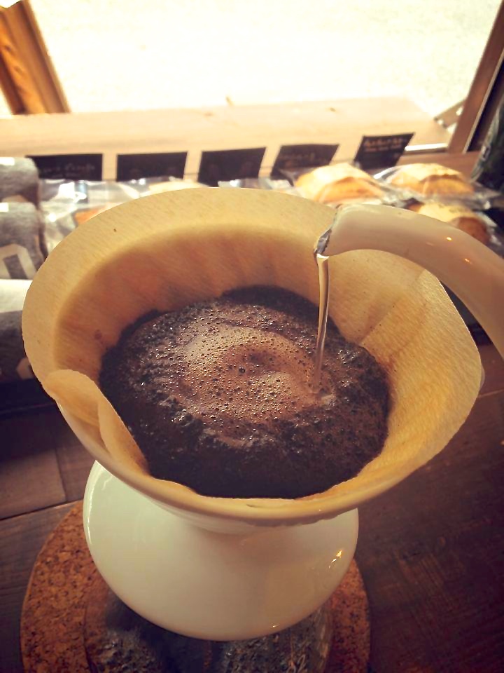 コーヒーを淹れているところ