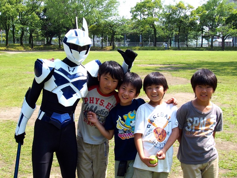 ゴミ拾いをするヒーロー「ブルーダイバー」を徹底解明|てげてげ通信 より