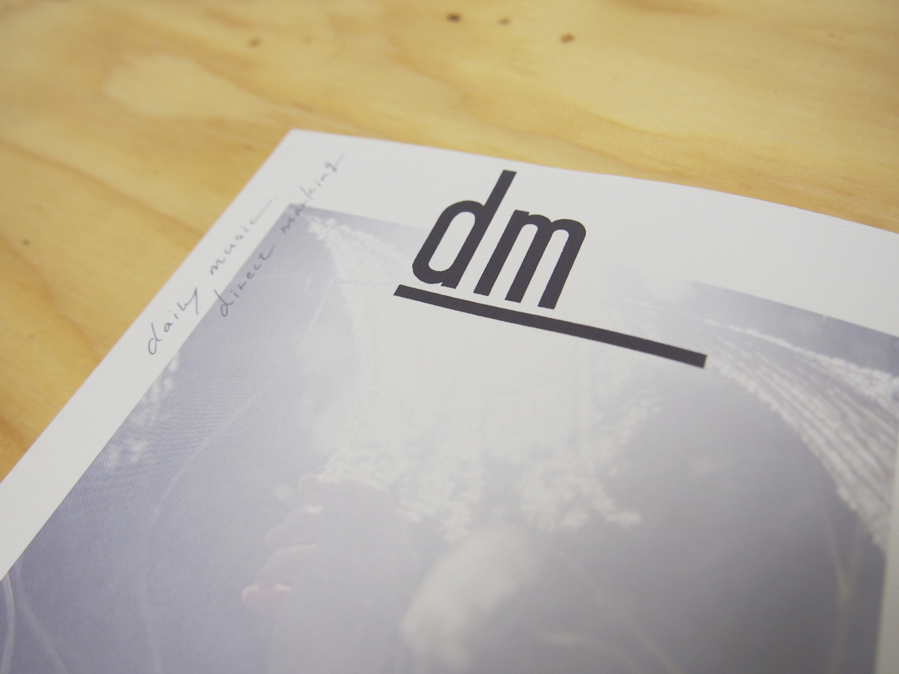 「dm」のロゴ下線は長く伸びている