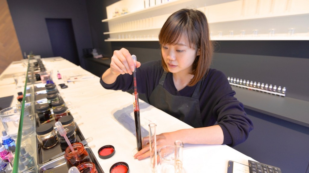 ink standのスタッフ、インクを調合中