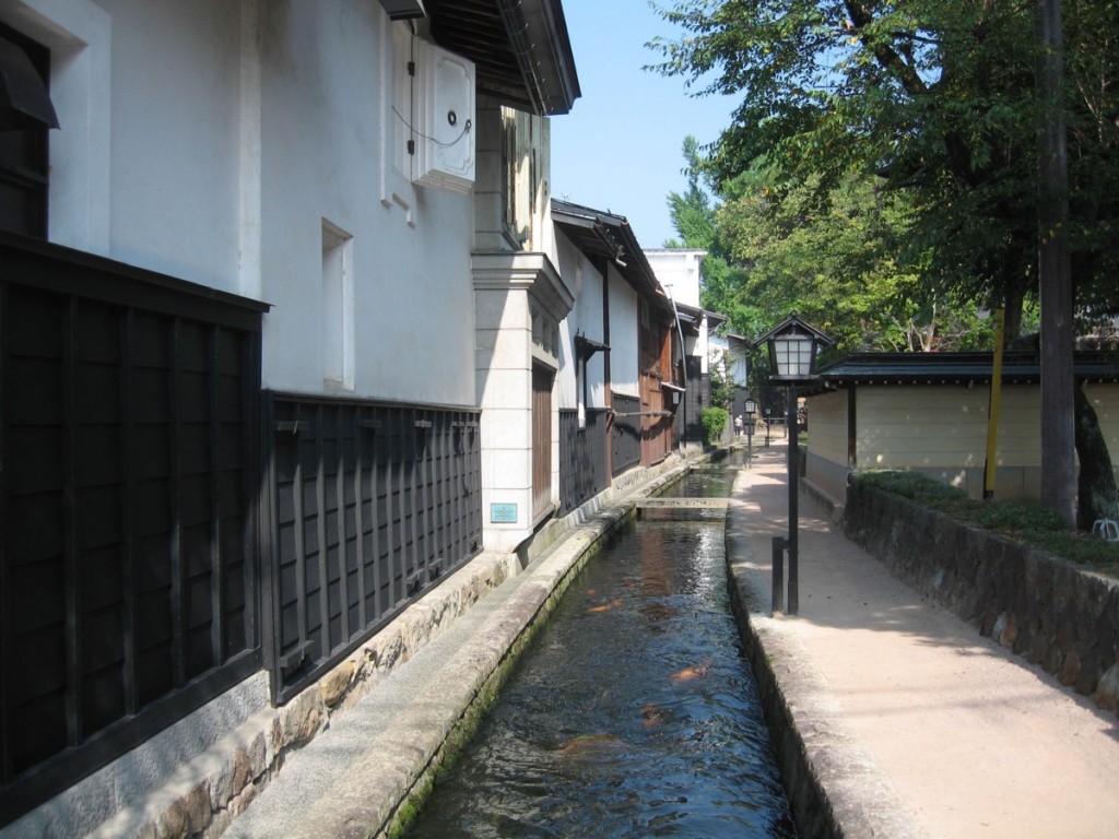 鯉が泳ぐ川