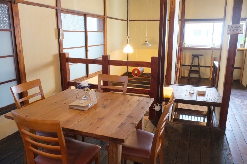 カフェつむぐりのテーブル席
