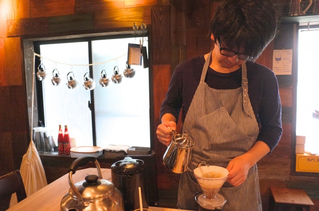 カフェつむぐりの室伏将成さんがコーヒーを淹れている