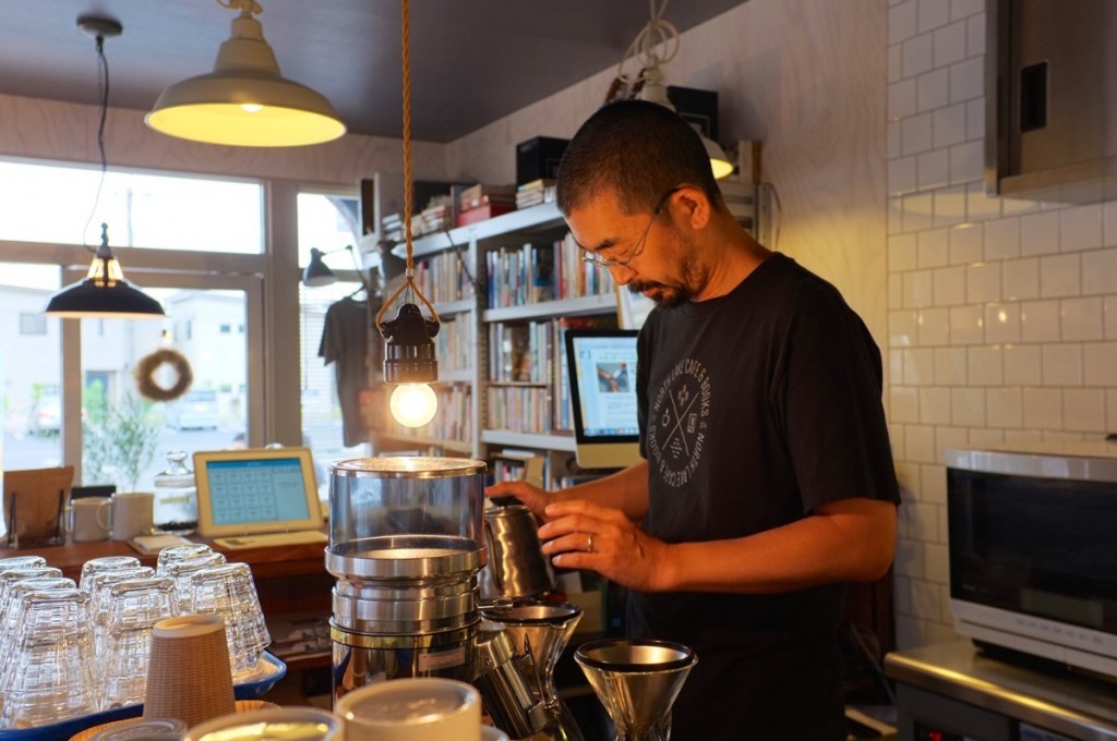 ハウスブレンドコーヒーを淹れている様子