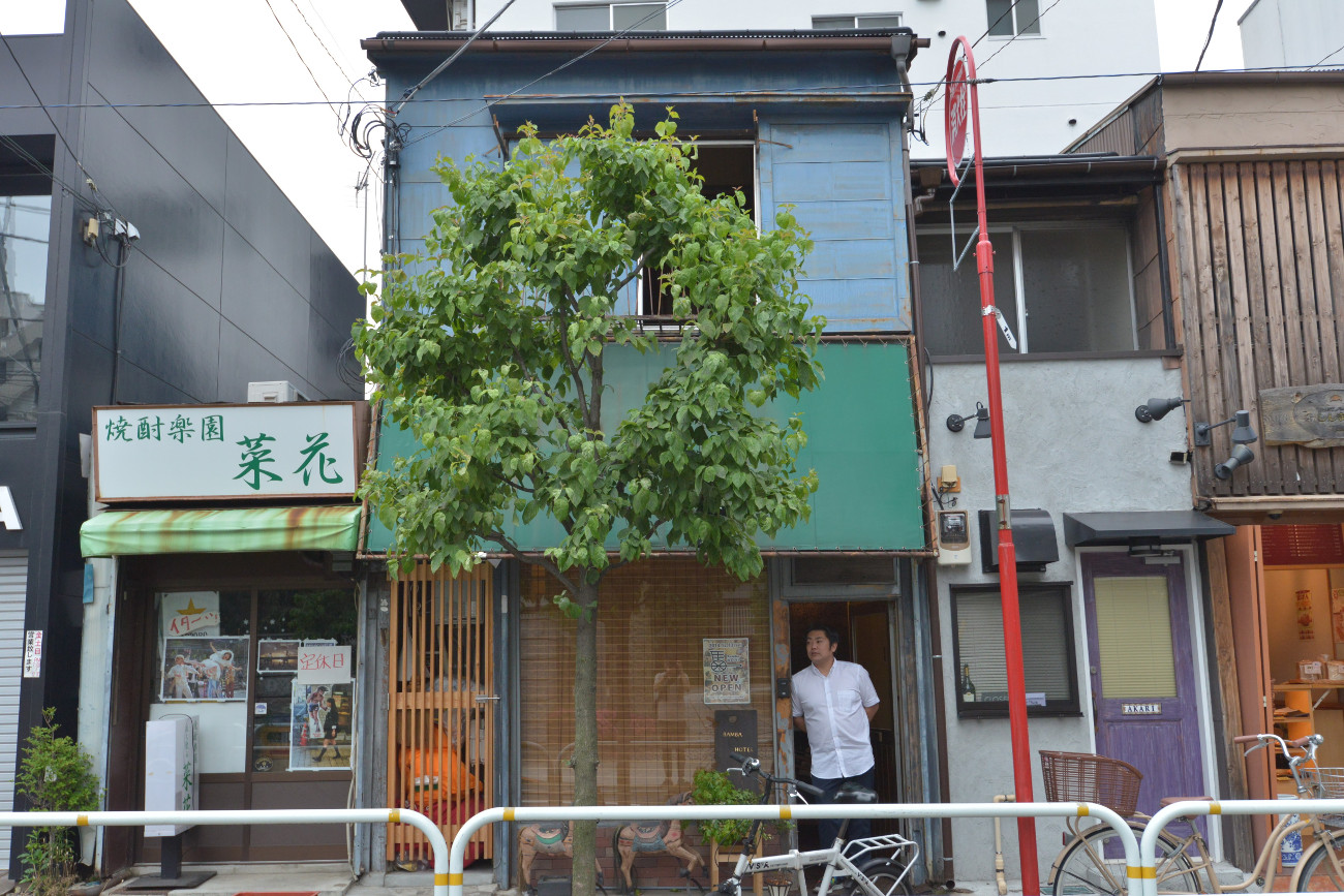 Bamba Hotelの両隣には、ワインバー(右)と居酒屋(左)が。