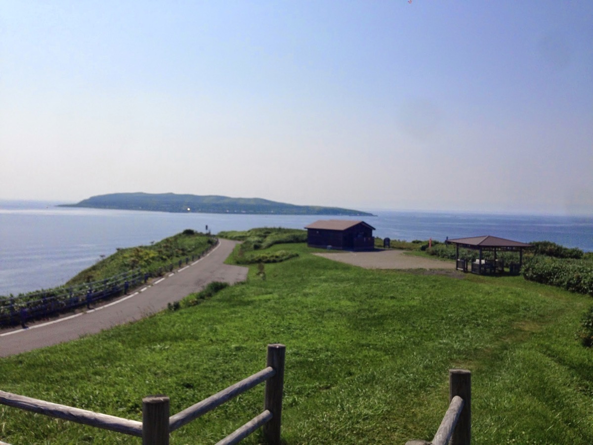 鷹の巣園地から見る天売島