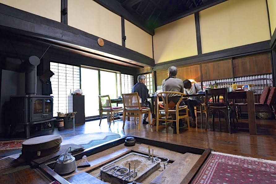 古屋弥右エ門のごはんを食べるところ
