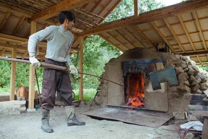 炭焼きを行う植野さん