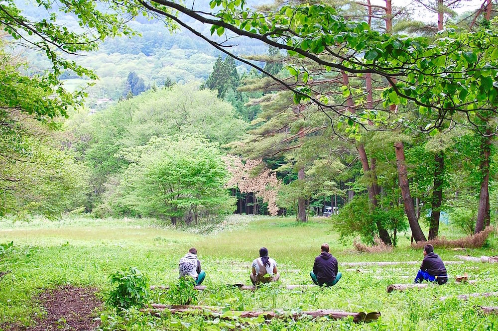 「馬搬の森」にて、作業を終えた伊勢崎さんたち