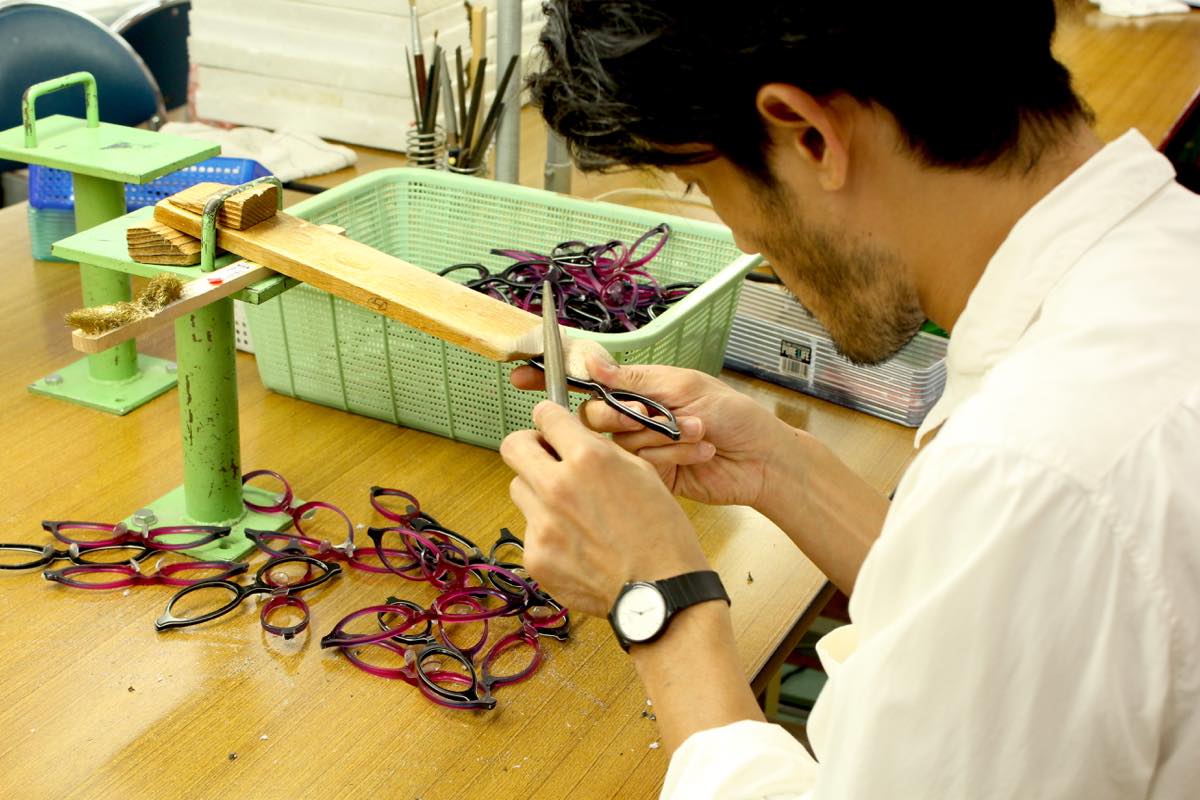 鯖江のめがねを作っている様子