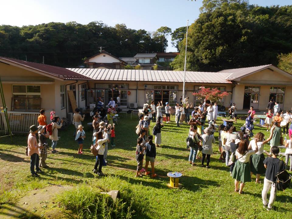 あまマーレの広場でイベントをしているようす