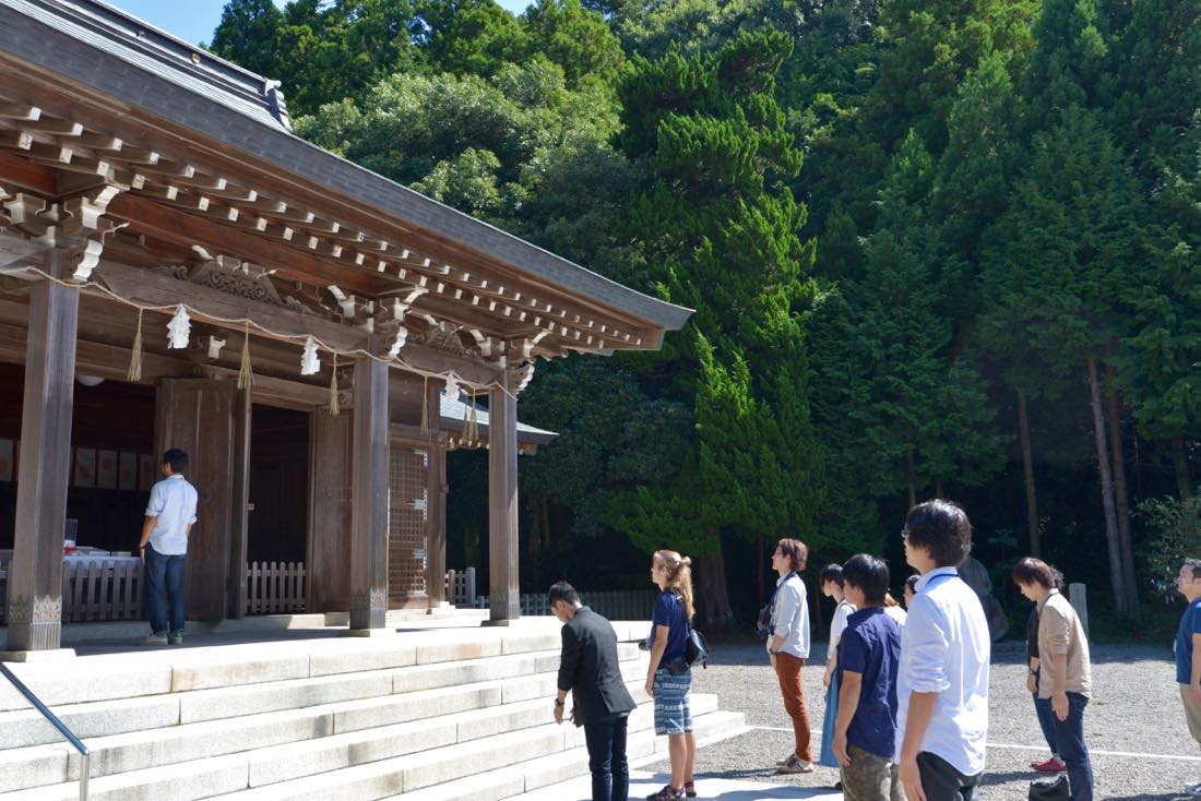 隠岐神社で参拝している様子