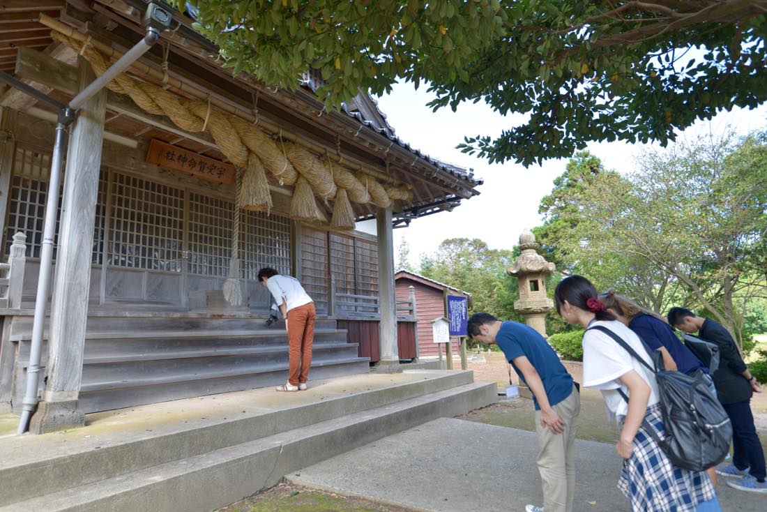 神社に参拝