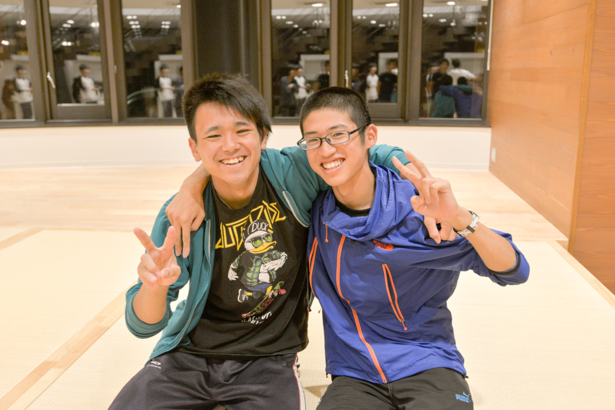 次期寮長の小野田昂大くん(左)と前寮長の勝俣健太郎くん(右)