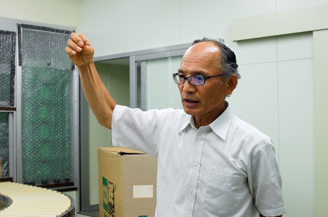 CAS工場内では地元の人が手作業をする工程も。