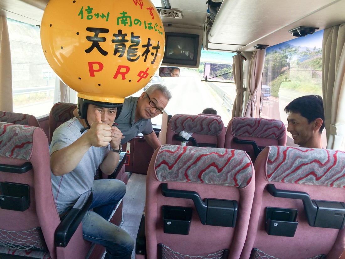 ゆずを被って広めよう!天龍村公認ゆず坊やヒッチハイク出張