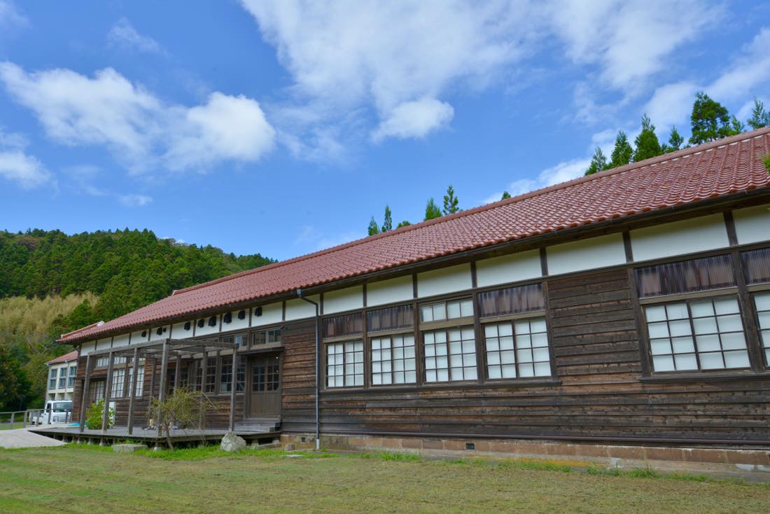崎地区にある小学校