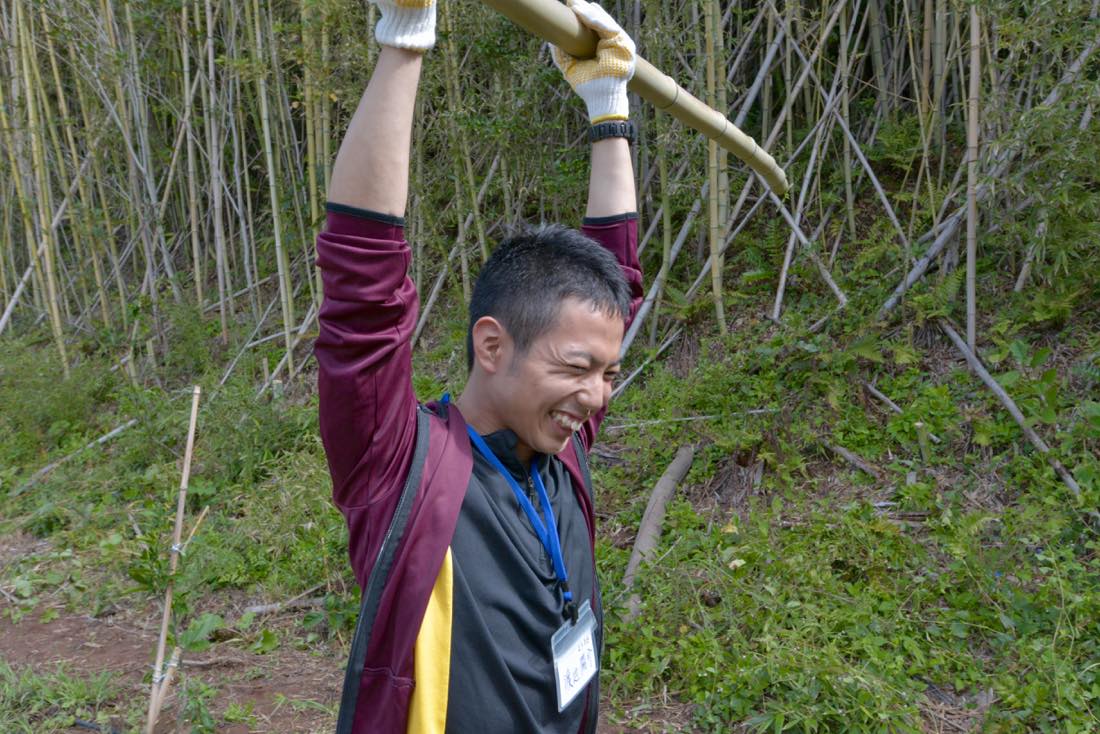 竹が重そうな顔をする学生