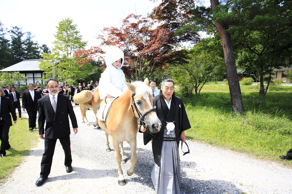 岩手県遠野市で行われた馬との挙式