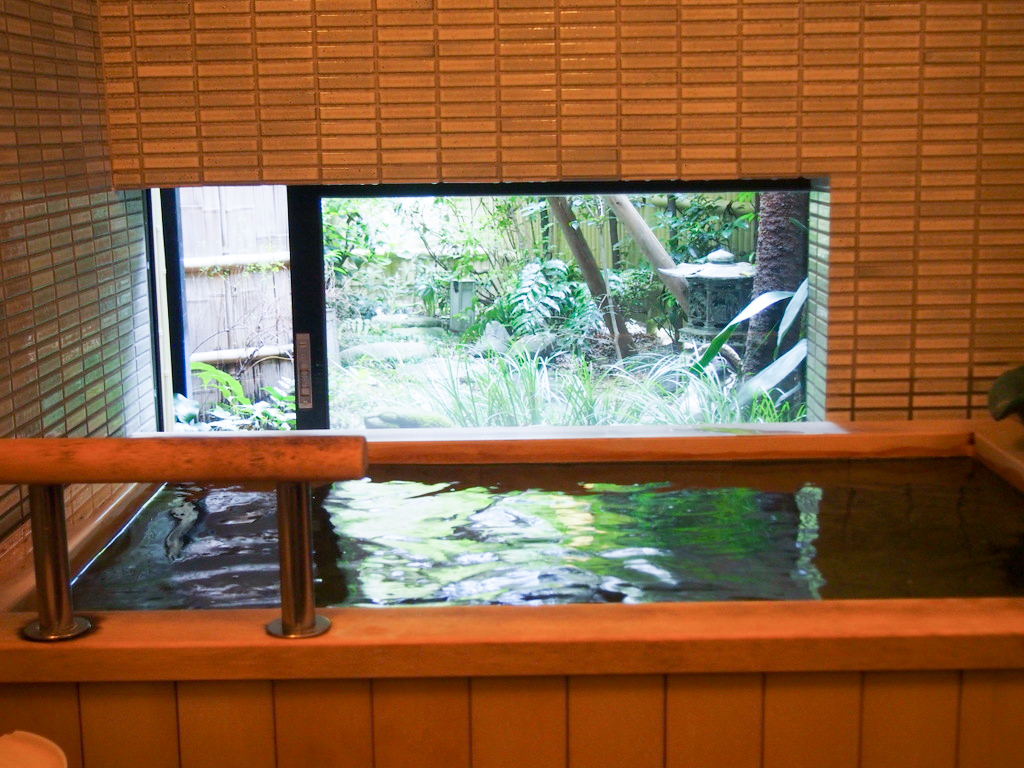 「澤の屋」の共用のお風呂。一人でゆっくり浸かれて人気