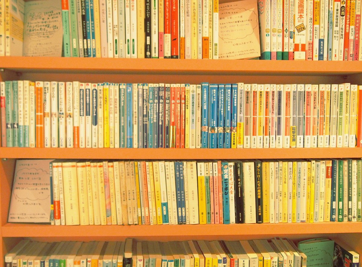 コメントとともに並ぶ蔵書の数々