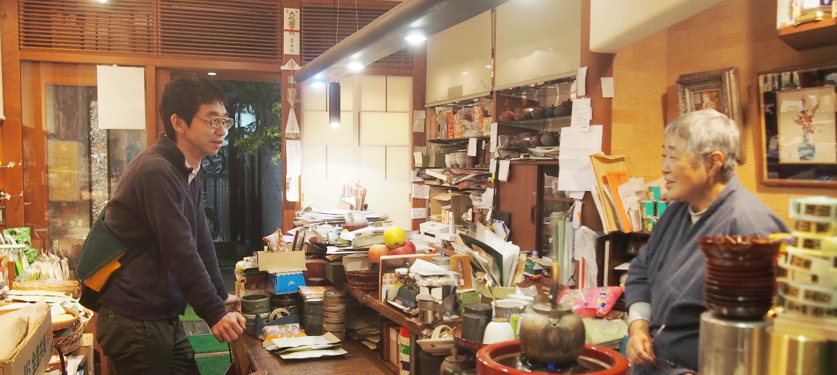 福田さんがよく行く「茶舗あすか」でおしゃべり