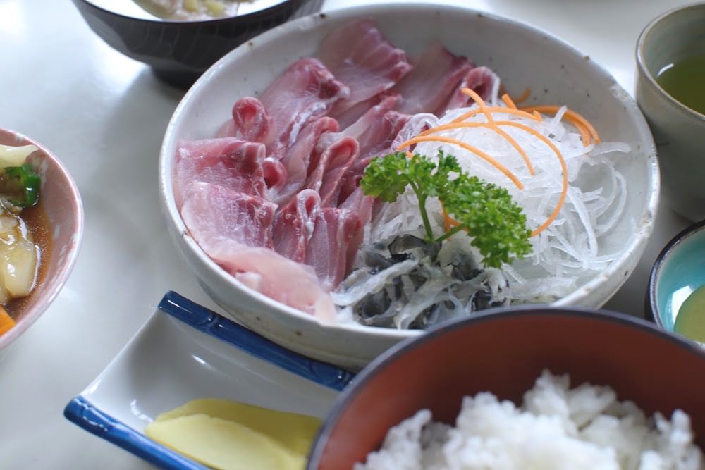 宮城県小林市で楽しめる、臭みがまったくない鯉料理。写真は鯉の洗い（刺し身）