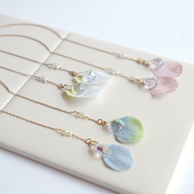 「plus toure」の花びらのアメリカンピアス(3,564円) 公式サイトより
