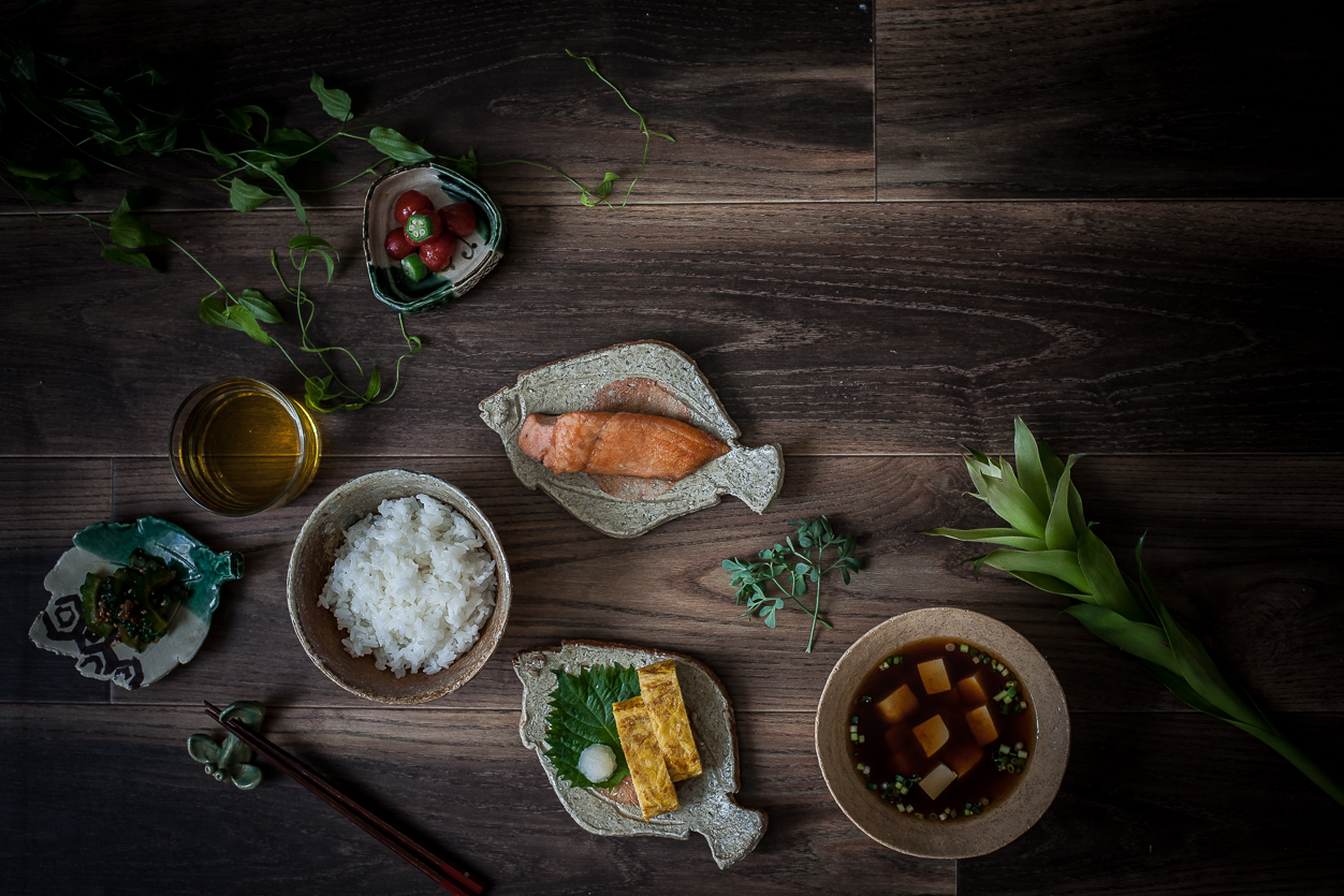 あやさんの食事をお父様の陶器に載せて。スタイリングは麻衣子さん(Me alice GRANDMAより)