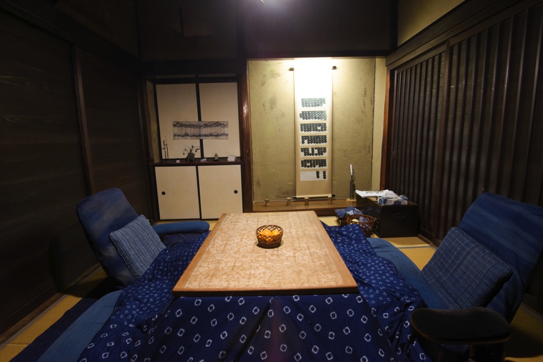 阿部家の客室。冬に訪れたらあたたかいこたつと、みかんが用意されていた