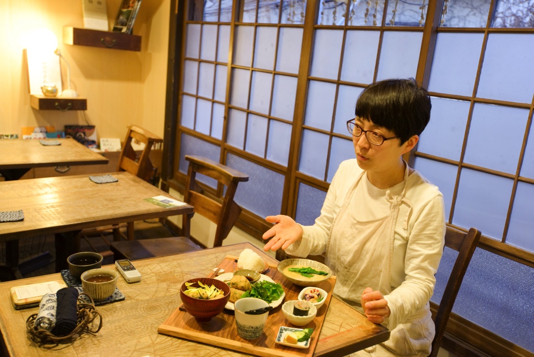 大池さんが食事を説明しているところ