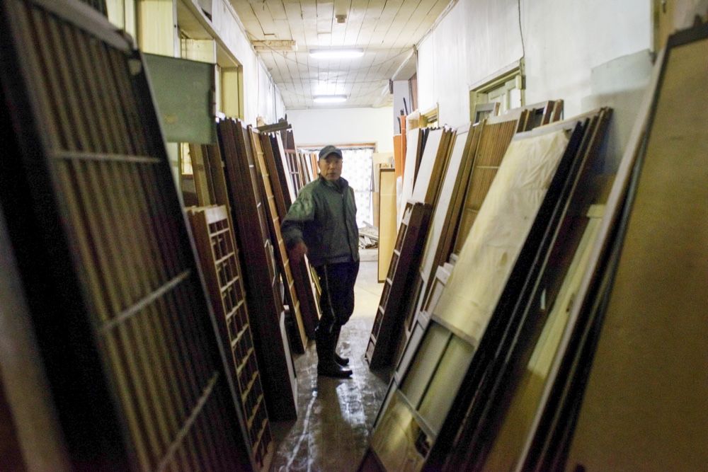 楫谷さんが拾ってきた木材や家具、建具などは、廃校になった小学校を借りて倉庫にし、保管している。楫谷さんの秘密基地のようだ