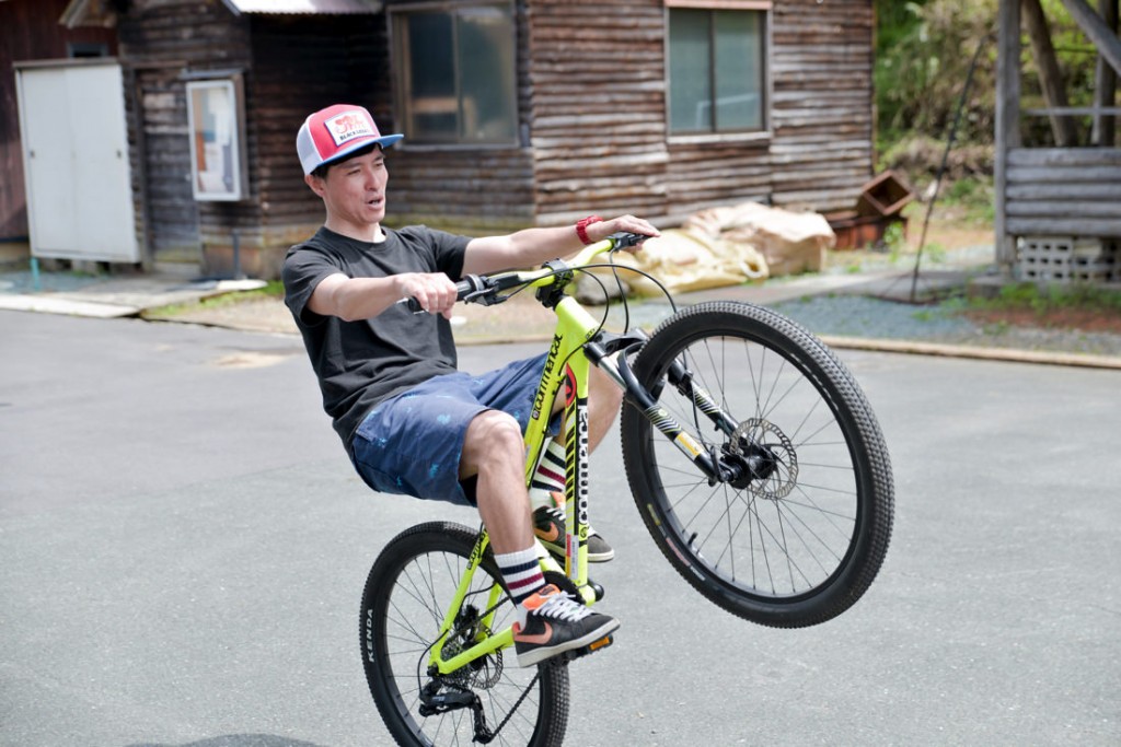 自転車に乗る谷泰久さん