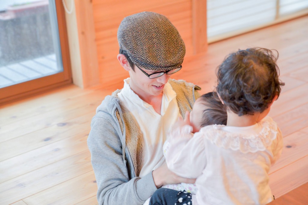 お子さんを抱きかかえるイケダハヤトさん
