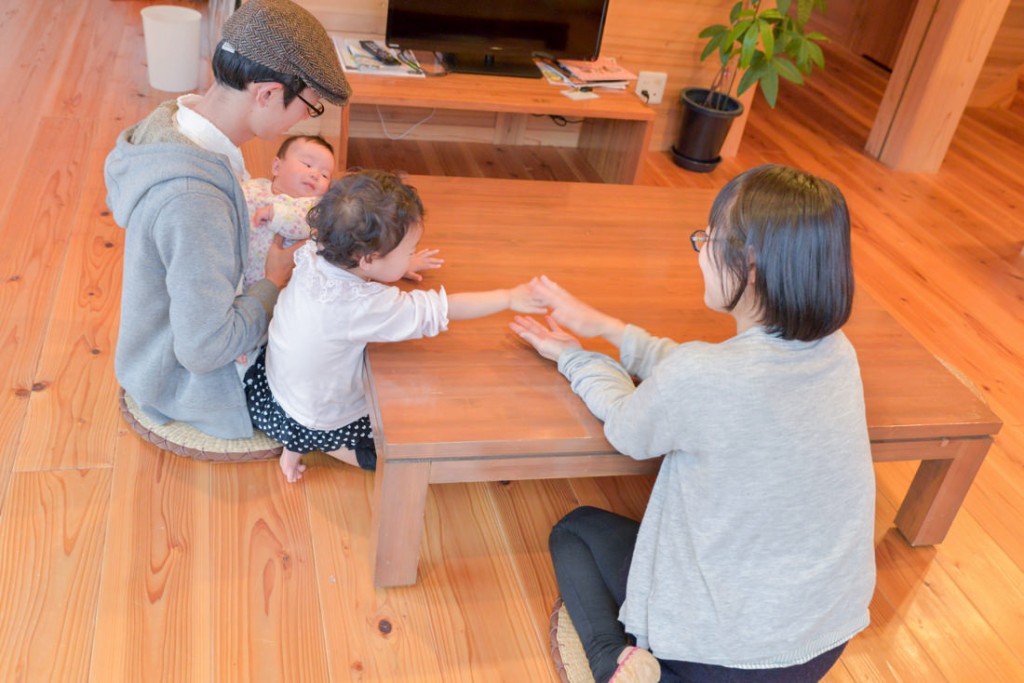 手をつなぐイケダハヤトさんご一家