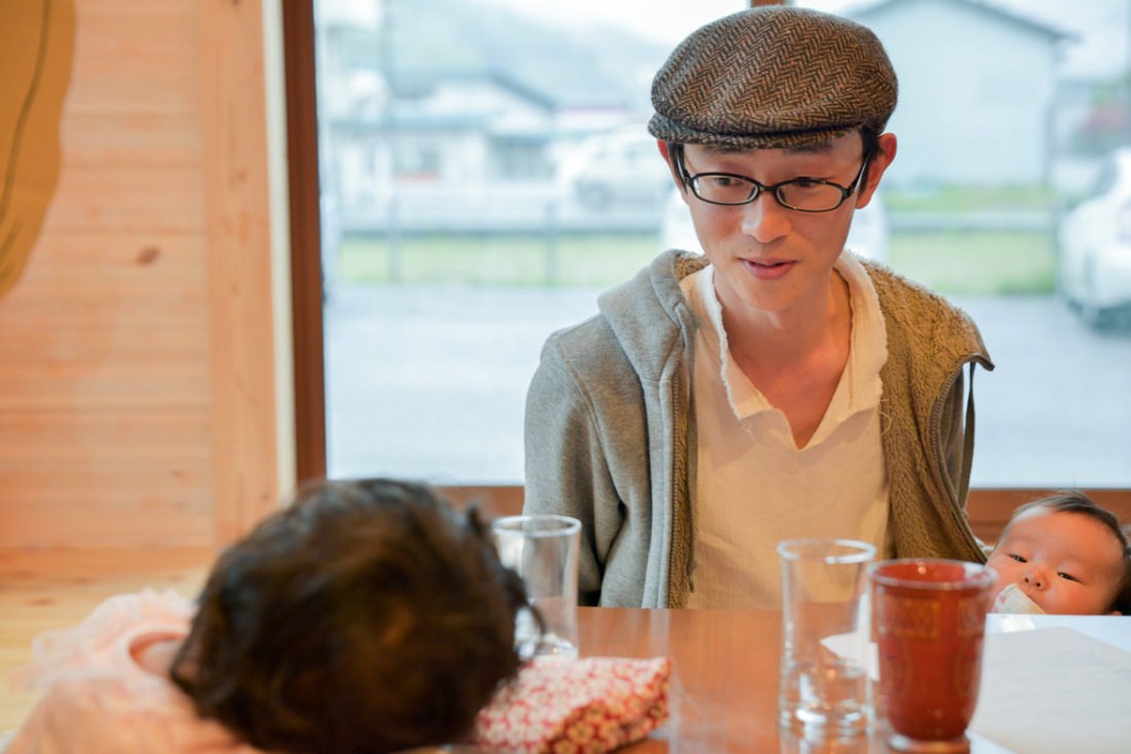 お子さんを見つめるイケダハヤトさん